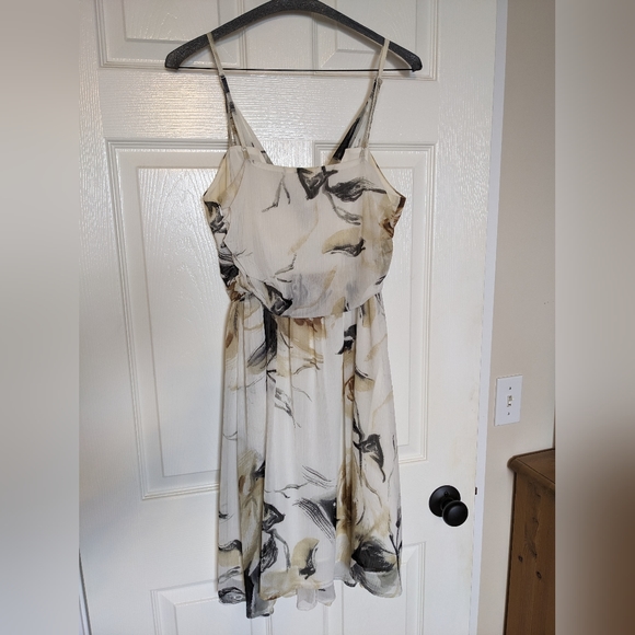 Whimsical white patterned chiffon dress - Picture 2 of 4